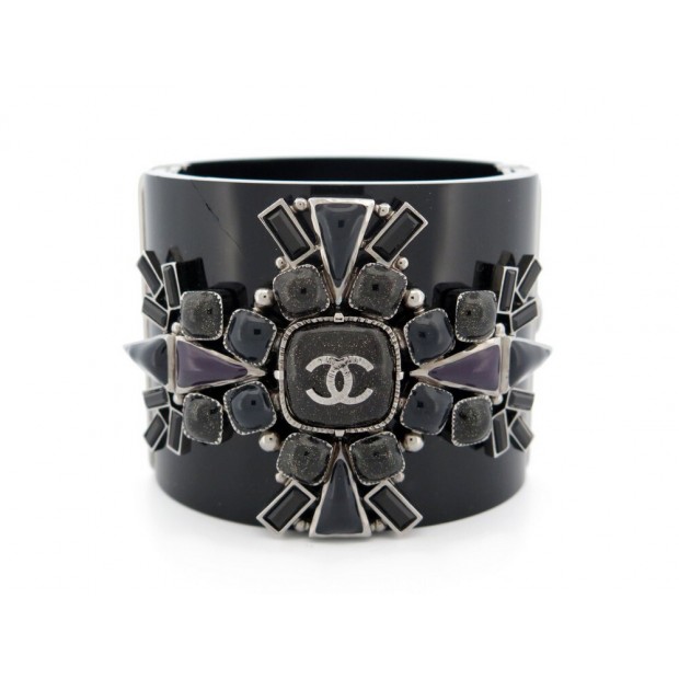 BRACELET CHANEL MANCHETTE GRIPOIX 17CM LOGO CC EN RESINE NOIR CUFF BANGLE 1400€