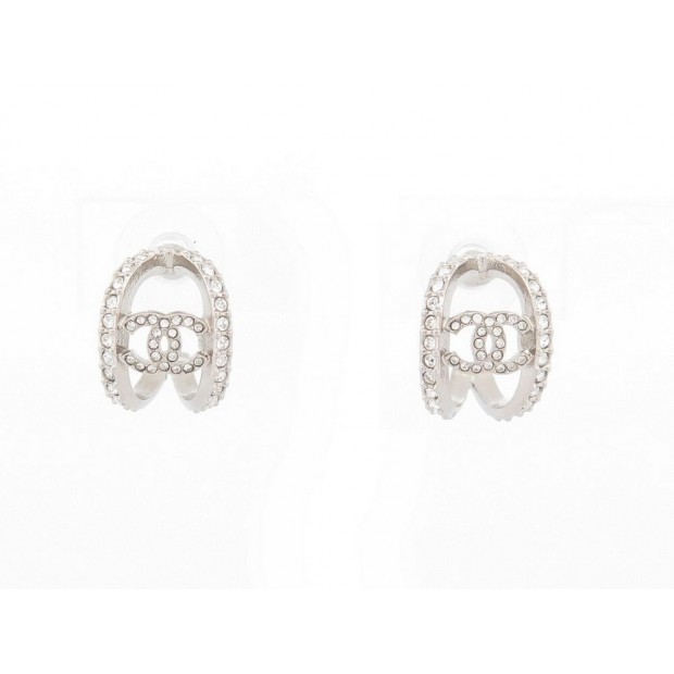 NEUF BOUCLES D'OREILLES CHANEL LOGO CC ET STRASS EN METAL ARGENTE EARRINGS 580€