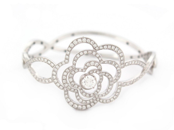 bracelet chanel fil de camelia or blanc 18k serti 230