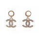 NEUF BOUCLES D'OREILLES CHANEL PERLES ET LOGO CC METAL DORE GOLDEN EARRINGS 645€