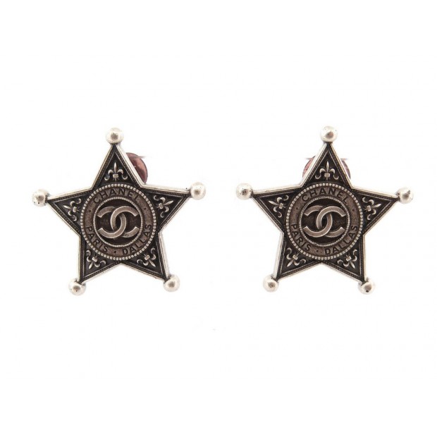 BOUCLES D'OREILLES CHANEL PARIS DALLAS ETOILES DE SHERIFF LOGO CC EARRINGS STARS