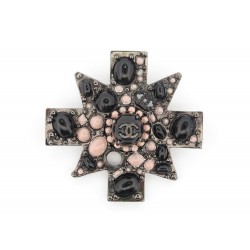 BROCHE CHANEL CROIX LOGO CC EN METAL & PIERRES NOIRS + BOITE POCHON BROOCH 950€