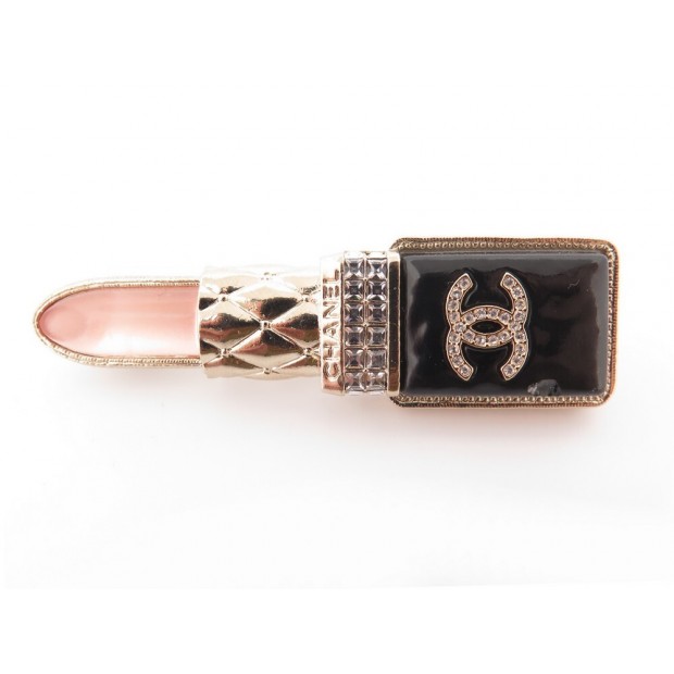 BROCHE CHANEL ROUGE A LEVRES AB7677 EN METAL DORE GOLDEN LIPSTICK BROOCH 610€