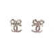 NEUF BOUCLE D'OREILLES CHANEL LOGO CC NOEUD ET STRASS METAL ARGENTE EARRING 530€