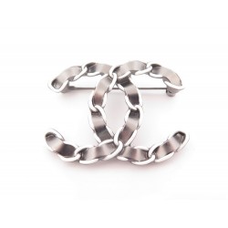 NEUF BROCHE CHANEL LOGO CC EN METAL GRIS ET ARGENTE 2022 NEW GREY BROOCH 580€