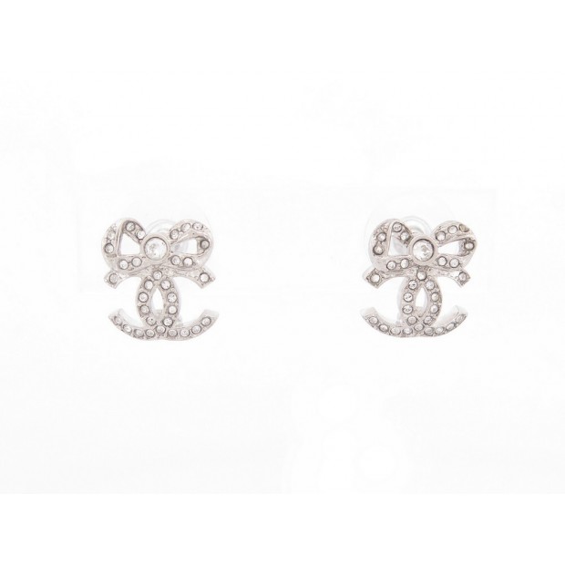 NEUF BOUCLE D'OREILLES CHANEL LOGO CC NOEUD ET STRASS METAL ARGENTE EARRING 530€