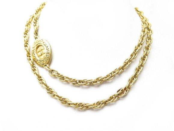 collier chanel sautoir chaine medaille logo cc circa