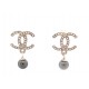 NEUF BOUCLES D'OREILLES CHANEL LOGO CC STRASS & PERLES GRISES EN METAL EARRINGS