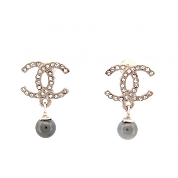 NEUF BOUCLES D'OREILLES CHANEL LOGO CC STRASS & PERLES GRISES EN METAL EARRINGS