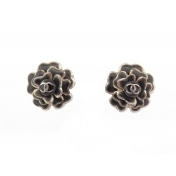 BOUCLES D'OREILLES A CLIP CHANEL CAMELIA 2003 METAL ARGENTE & NOIR EARRINGS 690€