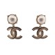 NEUF BOUCLES D'OREILLES CHANEL PERLE & LOGO CC STRASS PIERRES NOIR EARRINGS 645€