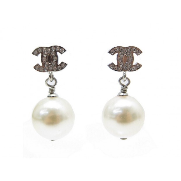 NEUF BOUCLES D'OREILLES CHANEL LOGO CC ET PERLES EN METAL ARGENTE EARRINGS 750€