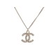 NEUF COLLIER CHANEL PENDENTIF LOGO CC EN PERLES & METAL DORE NECKLACE 1500€