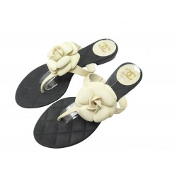 CHAUSSURES CHANEL TONGS CAMELIA 40 EN CAOUTCHOUC NOIR ET BLANC SANDALS 800€