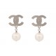 BOUCLES D'OREILLES CHANEL LOGO CC ET PERLES METAL ARGENTE STEEL EARRINGS 750€