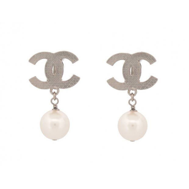 BOUCLES D'OREILLES CHANEL LOGO CC ET PERLES METAL ARGENTE STEEL EARRINGS 750€