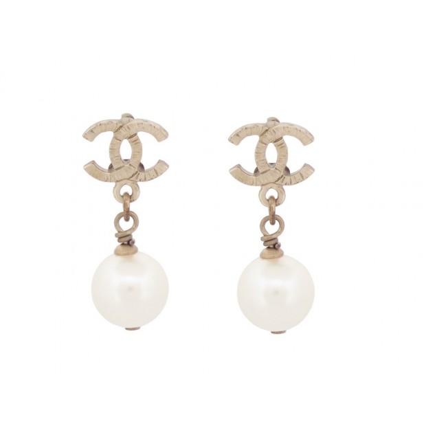 BOUCLES D'OREILLES CHANEL LOGO CC ET PERLES METAL DORE GOLD STEEL EARRINGS 750€