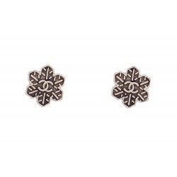 NEUF BOUCLES D'OREILLES CHANEL LOGO CC FLOCONS DE NEIGE SNOWFLAKE EARRING 600€