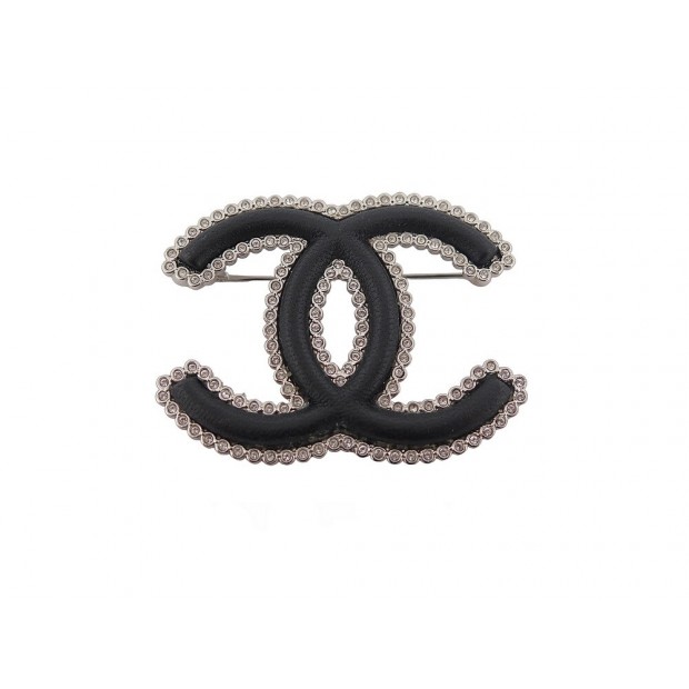 NEUF BROCHE CHANEL LOGO CC EN METAL ARGENTE CUIR ET STRASS NEW BROOCH 650€