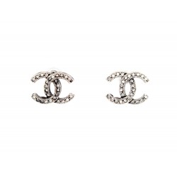 NEUF BOUCLES D'OREILLES CHANEL LOGO CC & STRASS METAL ARGENTE EARRINGS 650€