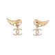 BOUCLES D'OREILLES CHANEL LOGO CC ET PERLES CORNES EN METAL DORE EARRINGS 750€