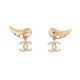 BOUCLES D'OREILLES CHANEL LOGO CC ET PERLES CORNES EN METAL DORE EARRINGS 750€