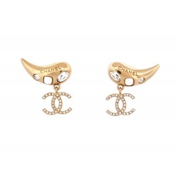 BOUCLES D'OREILLES CHANEL LOGO CC ET PERLES CORNES EN METAL DORE EARRINGS 750€