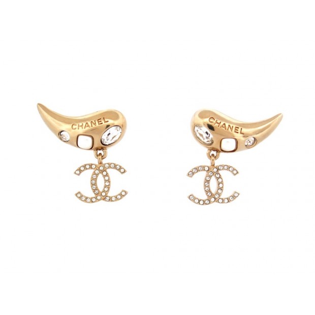 BOUCLES D'OREILLES CHANEL LOGO CC ET PERLES CORNES EN METAL DORE EARRINGS 750€