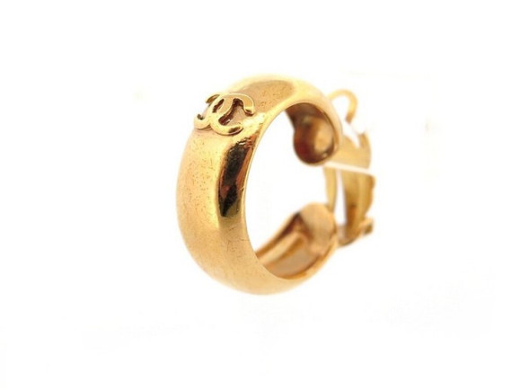 mono boucle d'oreille chanel logo cc victoire