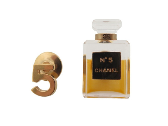 lot de 2 pin's chanel flacon numero 5 en metal dore