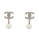 NEUF BOUCLES D'OREILLES CHANEL LOGO CC ET PERLES CLIPS METAL NEW EARRINGS 750€