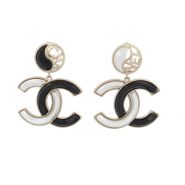 BOUCLES D'OREILLES CHANEL PENDANTES LOGO CC & CHA NEL METAL DORE EARRINGS 950€