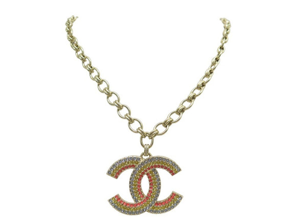 collier chanel pendentif logo cc strass