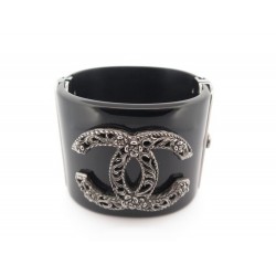 BRACELET CHANEL MANCHETTE LOGO CC CAMELIA 17 CM RESINE NOIR BANGLE JEWEL 1960€