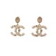 NEUF BOUCLES D OREILLES CHANEL LOGO CC PENDANTE PERLE ET STRASS EARRINGS 740€