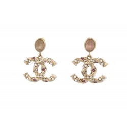 NEUF BOUCLES D OREILLES CHANEL LOGO CC PENDANTE PERLE ET STRASS EARRINGS 740€