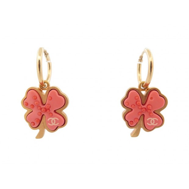 BOUCLES D'OREILLES CHANEL 2003 PUSHBACK METAL DORE TREFLE & CORAIL EARRINGS 840€