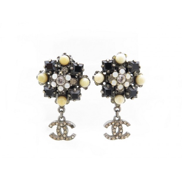 BOUCLES D'OREILLES CHANEL PENDANTES LOGO CC PIERRES & PERLES NACRE EARRINGS 590€