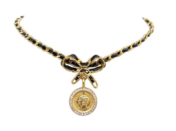   collier chanel choker 1996 medaillon coco