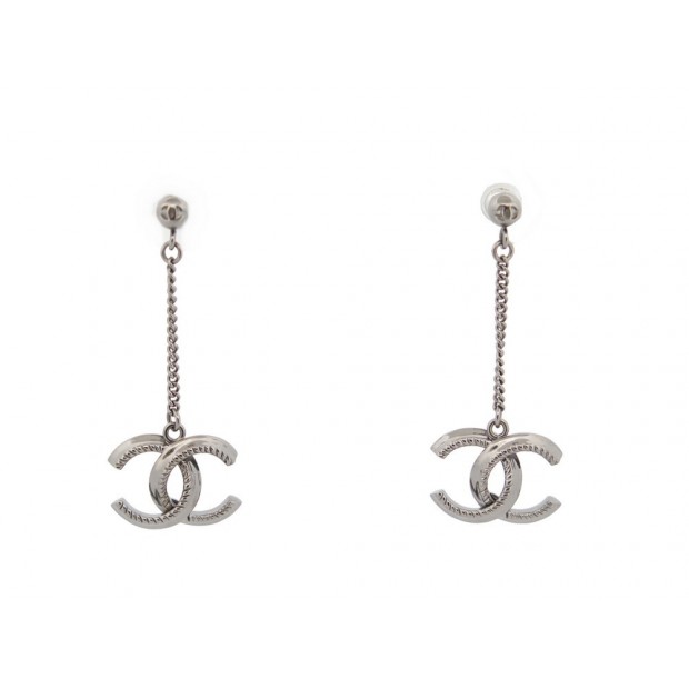 NEUF BOUCLES D'OREILLES CHANEL PENDANTES LOGO CC EN METAL ARGENTE EARRINGS 790€