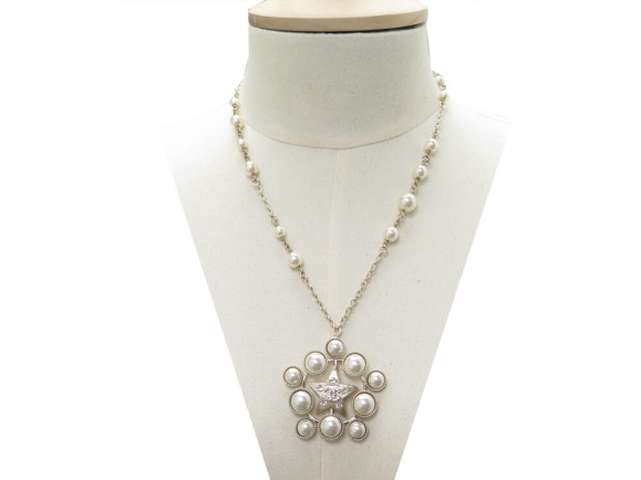 collier chanel pendentif logo cc perles etoiles