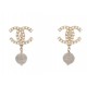 NEUF BOUCLES D'OREILLES CHANEL LOGO CC ET PERLES EN METAL DORE NEW EARRINGS 750€