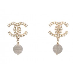 NEUF BOUCLES D'OREILLES CHANEL LOGO CC ET PERLES EN METAL DORE NEW EARRINGS 750€