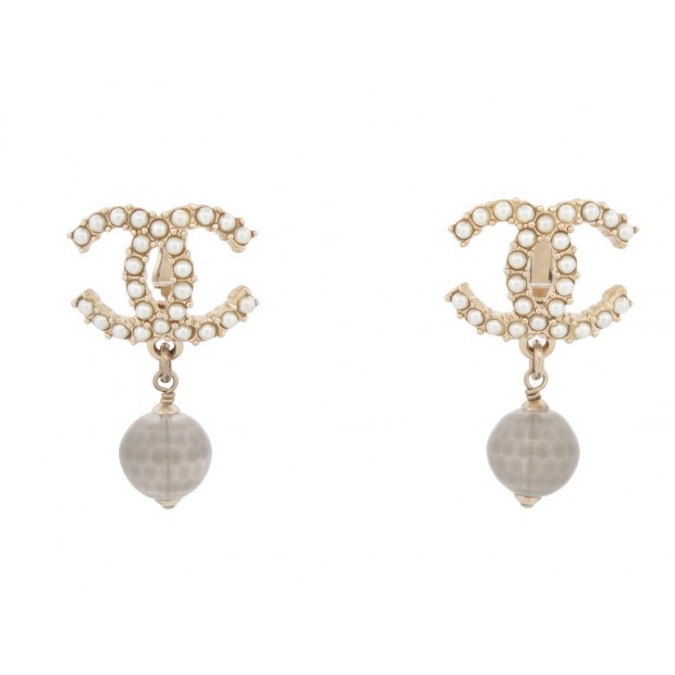 NEUF BOUCLES D'OREILLES CHANEL LOGO CC ET PERLES EN METAL DORE NEW EARRINGS 750€