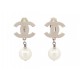 BOUCLES D'OREILLES CHANEL LOGO CC PERLE PENDANTE METAL ARGENT STEEL EARRING 520€