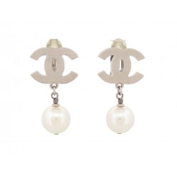 BOUCLES D'OREILLES CHANEL LOGO CC PERLE PENDANTE METAL ARGENT STEEL EARRING 520€