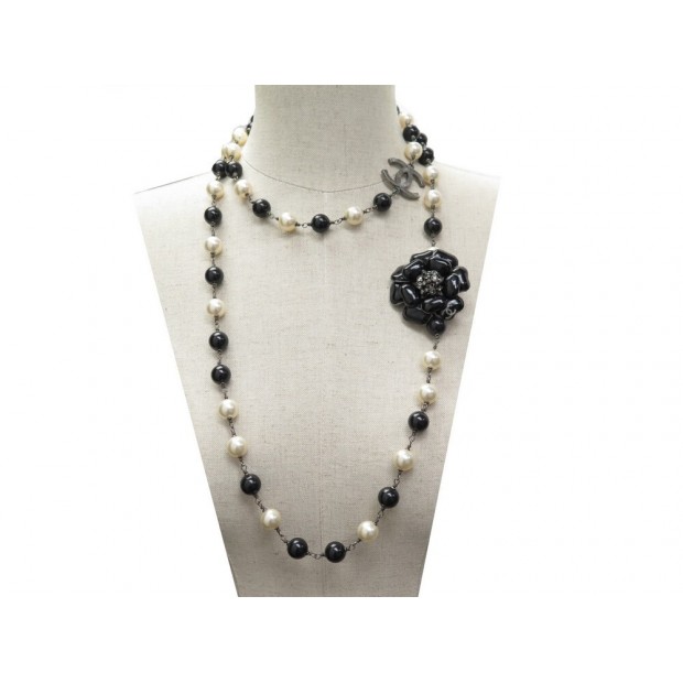 COLLIER CHANEL SAUTOIR CAMELIA ET PERLES 120 CM EN METAL ARGENTE NECKLACE 1840€