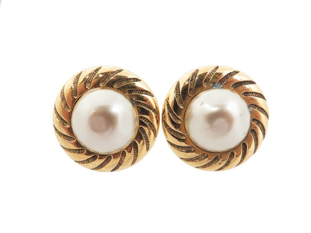 boucles d'oreilles chanel en metal dore perle boucles d'oreilles chanel en metal dore perle