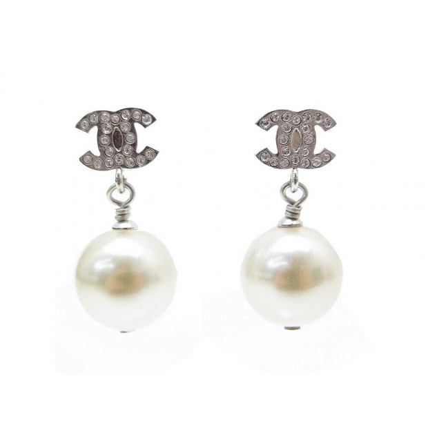 NEUF BOUCLES D'OREILLES CHANEL LOGO CC STRASS & PERLE PENDANTE EARRING 750€