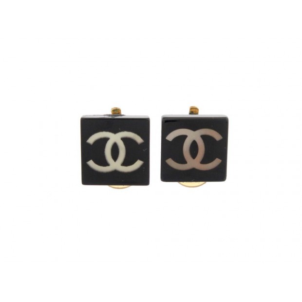BOUCLES D'OREILLES CHANEL CLIP LOGO C EN RESINE NOIRE & METAL DORE EARRINGS 880€
